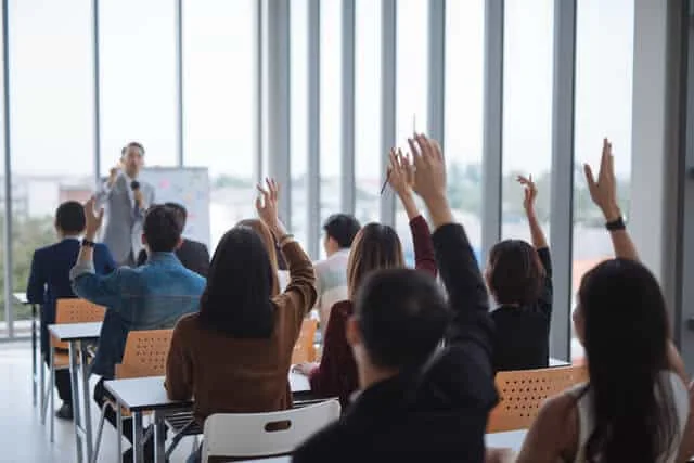 教室で英語を使って発言する学習者