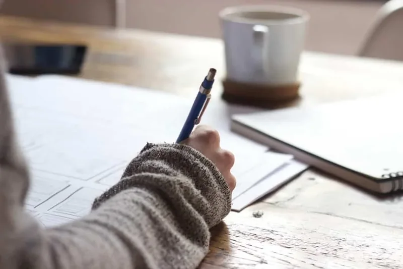 英会話レッスンと自習を組み合わせて学ぶ学習者