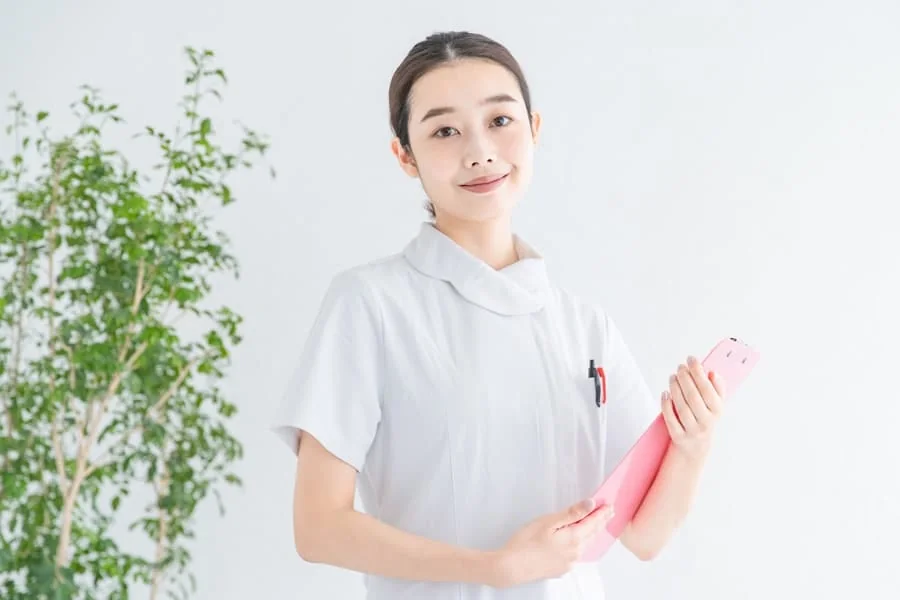 医師が患者へ症状と経過を英語で確認する様子