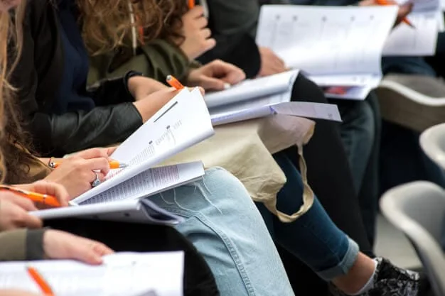 学習目的を確認して英語教材を選ぶ学習者