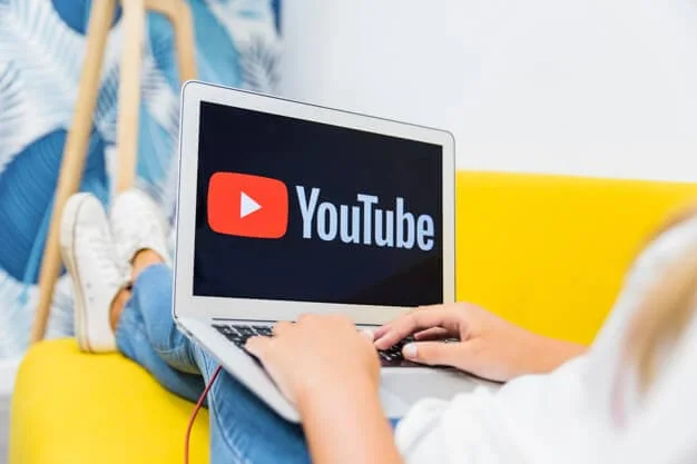 動画を止めながら英語表現を練習する学習者