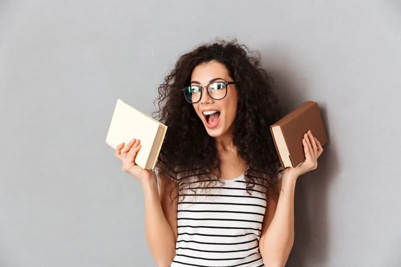 本とノートを使って英語を独学する学習者