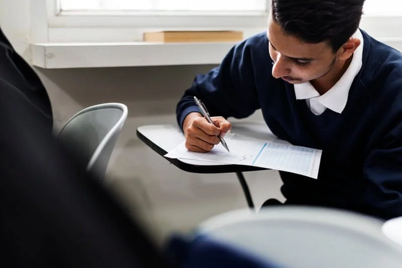 英語音声を聞き、TOEIC Listeningを練習する学生