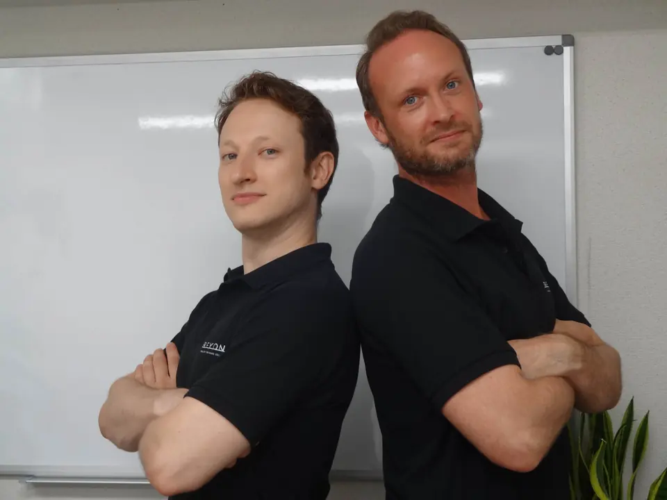 Beyond English Schoolの講師 Joshua White と Mark Zolotar