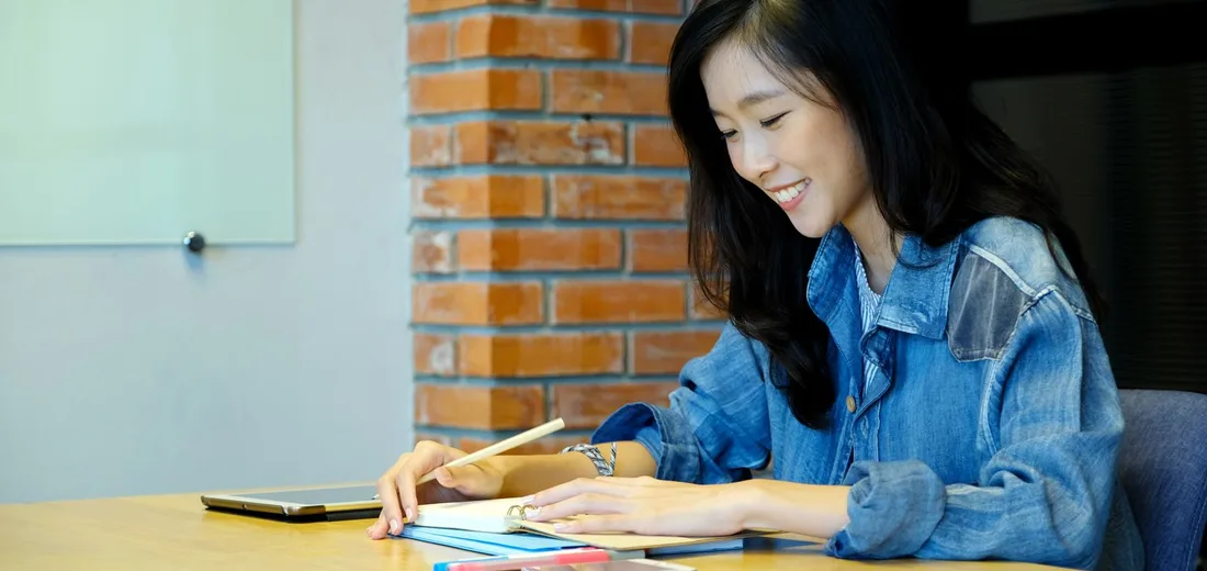 机で英語の課題に取り組む学習者