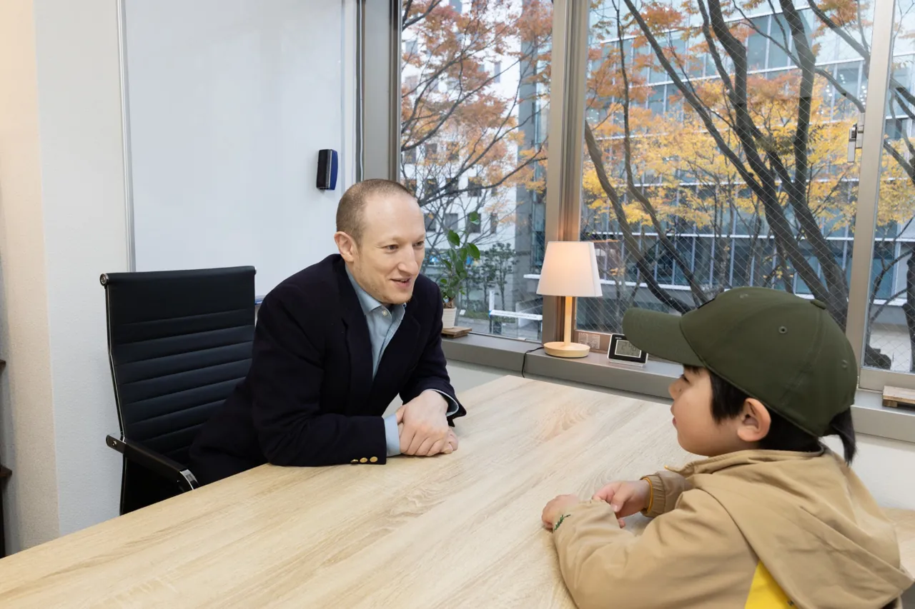 SatoshiさんとMark講師がレッスンで会話する様子