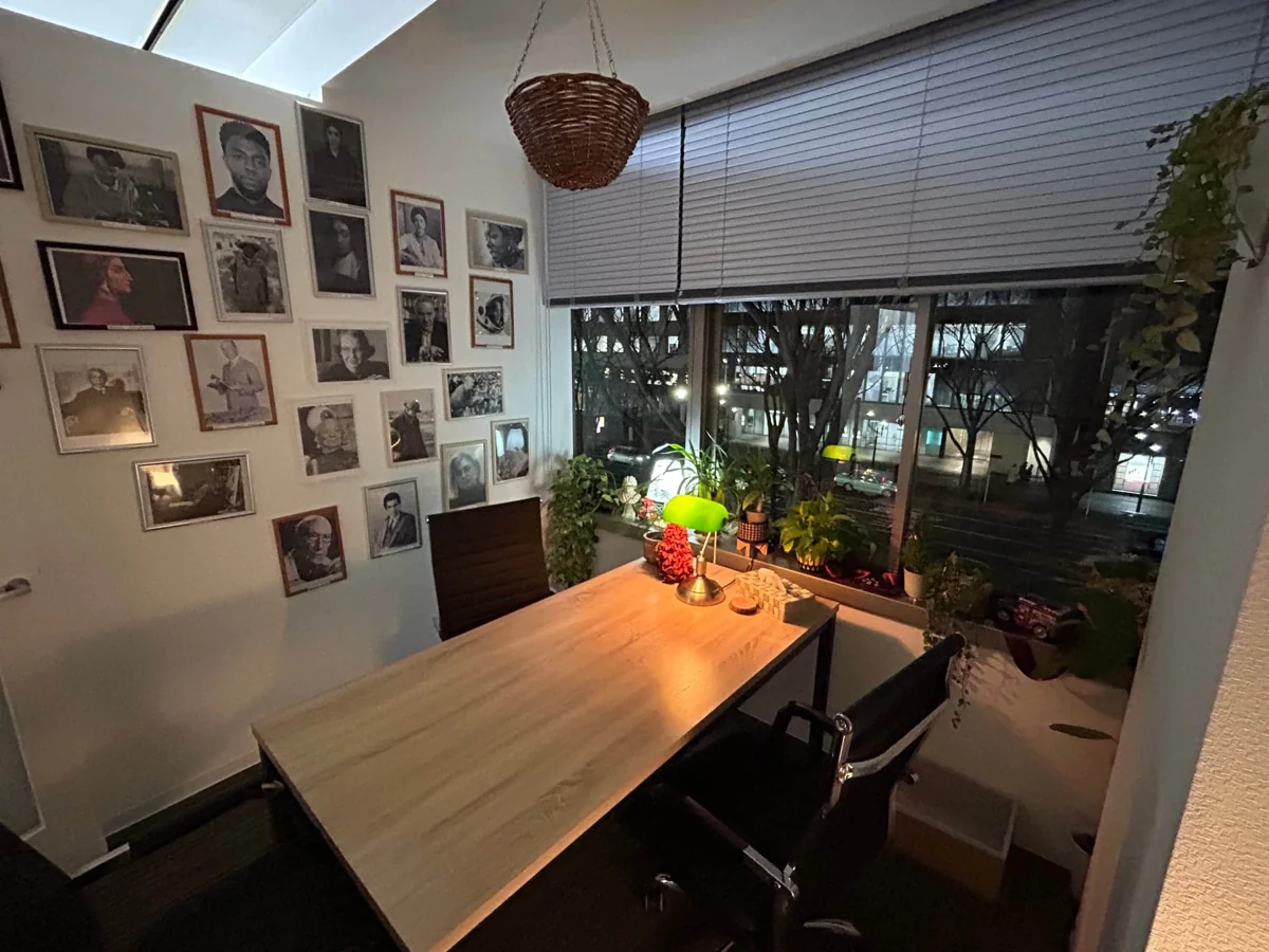 Beyondの教室1。窓辺のたくさんの植物と、落ち着いた照明のレッスンテーブル