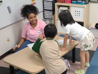 2 人の生徒を持つ女性の英語教師、幼児向け英語レッスン